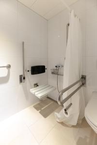uma casa de banho com um WC e um lavatório em Los Lorentes Hotel Bern Airport em Belp