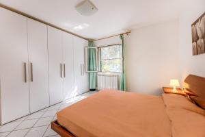a bedroom with a bed and a window at Villino Straccoligno - Goelba in Capoliveri