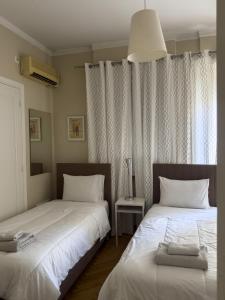 Кровать или кровати в номере Ermou 44 - Family Apartment