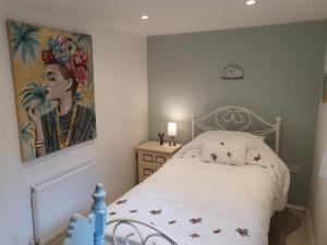 - une chambre avec un lit orné d'une peinture murale dans l'établissement Bayview Bed & Breakfast, à Ballydehob