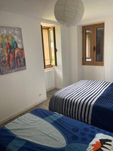 ein Schlafzimmer mit einem Bett und einem Wandgemälde in der Unterkunft Ravissant appartement au cœur de Piana in Piana