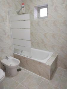 Casa Moli في بارباتي: حمام مع حوض استحمام ومرحاض