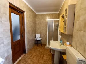 y baño con lavabo, aseo y espejo. en Casa Revignano, nostalgica oasi dei nonni, en La Loggia