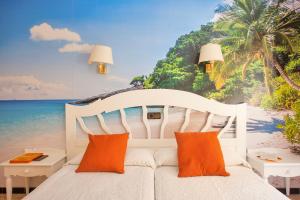 een slaapkamer met een wit bed op het strand bij BJ Hostal Bona Vista in S'Illot