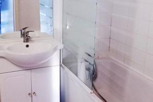Koupelna v ubytování Les Hameaux des Sables Vignie Saint Georges d Ol ron holiday home not detached