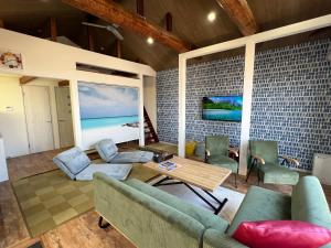 sala de estar con sofá, sillas y mesa en Rush Awaji Guppy - Seaside Holiday Home - Self Check-In Only, en Awaji