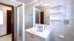 un bagno con lavandino e specchio di Int 18 - Suite Lorenzo by Residence San Luca a Bologna