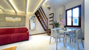 un soggiorno con un divano rosso e un tavolo di Int 18 - Suite Lorenzo by Residence San Luca a Bologna
