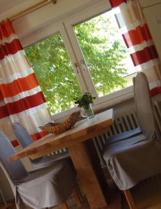 マウトにあるFerienwohnung Dellawalleの窓際のテーブルと椅子