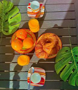 una mesa con dos platos de naranjas y dos vasos de zumo de naranja en Vamos a PIEDS DANS L EAU Linges de maison inclus, en Empuriabrava