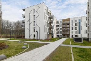 un condominio con un parco di fronte di Bright Apartment Park Lotników Near Tauron Arena Kraków by Renters a Cracovia