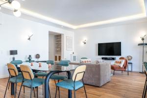 sala de estar con mesa y sillas en Lavie Maison Grandeur Apartment, en Neuilly-sur-Seine