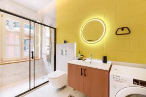 een badkamer met een wastafel en een douche bij Giustiniani Apartments in Chios