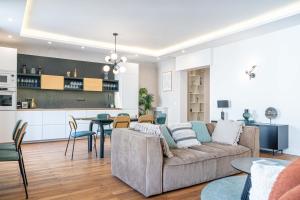 sala de estar con sofá y mesa en Lavie Maison Grandeur Apartment, en Neuilly-sur-Seine