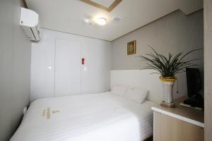 Postel nebo postele na pokoji v ubytování K-POP Residence Myeongdong 1