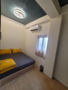 Postel nebo postele na pokoji v ubytování sky blue hostel
