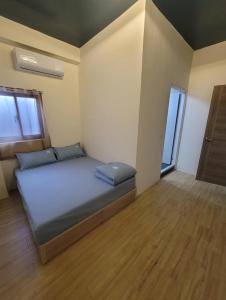 Postel nebo postele na pokoji v ubytování sky blue hostel