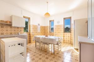 a kitchen with a table and chairs in a room at Salentoandmore - Villetta Anna in Marina di Pescoluse