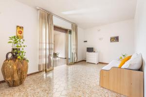 a living room with a couch and a vase at Salentoandmore - Villetta Anna in Marina di Pescoluse