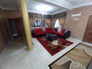 a living room with a red couch and a red rug at Hotel romantico 