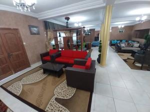 sala de estar con sofá rojo y otros muebles en Hotel romantico 