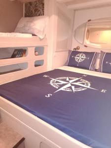 ein Bett auf der Rückseite eines Bootes in der Unterkunft Santa-Giulia in Propriano