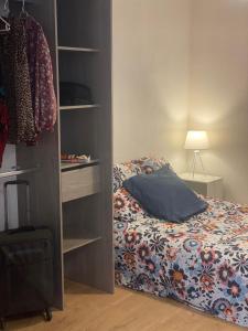 ein Schlafzimmer mit einem Bett und einem Bücherregal mit einem Bett sidx sidx sidx sidx sidx in der Unterkunft Studio en plein centre des Vans in Les Vans