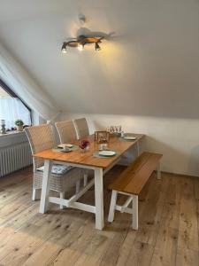 ein Esstisch mit Stühlen und ein Deckenventilator in der Unterkunft Haus Cornelia in Einruhr