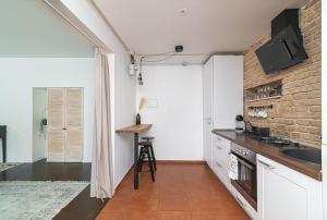 A cozinha ou cozinha compacta de Stylish & Cozy Uzupis Apartment by URBAN RENT