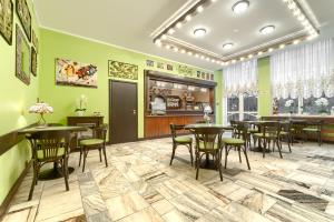 um restaurante com mesas e cadeiras num quarto em Hotel Bocianie Gniazdo em Niechorze