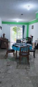 sala de estar con mesa y algunas sillas en Hotel Lippo Carita bay Wanda01 en Carita