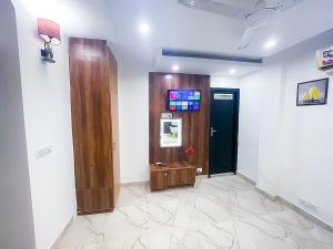 a lobby with a television in a room at Hauz Khas Villa Near Miabella Cafe in New Delhi