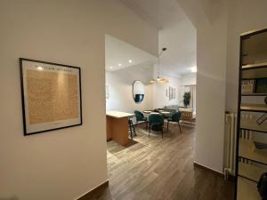 Una sala de estar con una mesa y un comedor. en Spacious stulish 2 bd flat, en Atenas