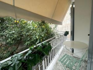 balcón con mesa y limonero en Spacious stulish 2 bd flat, en Atenas
