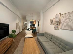una sala de estar con un sofá y una mesa en Spacious stulish 2 bd flat, en Atenas