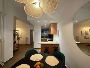 Una habitación con una mesa y una cocina con espejo. en Spacious stulish 2 bd flat, en Atenas