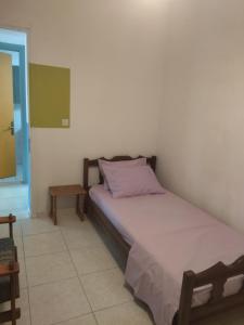Un dormitorio con una cama y una mesa. en AGAPI'S HOUSE, en Sidirókastro
