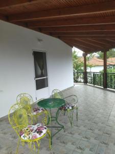 patio con tavolo e sedie sotto il portico di AGAPI'S HOUSE a Sidirokastro