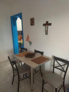 AGAPI'S HOUSE في سيديروكاسترو: طاولة غرفة طعام مع كراسي وعلب على الحائط