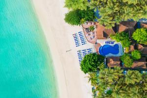 een uitzicht over een strand met een resort bij Samui Natien Resort in Chaweng Beach