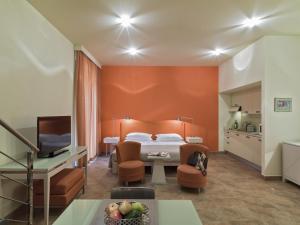 フィレンツェにあるポップアートメントのベッドとテレビが備わるホテルルームです。