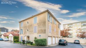 un condominio con una macchina parcheggiata in un parcheggio di Appartement 60m² à 20 min de Paris a Romainville