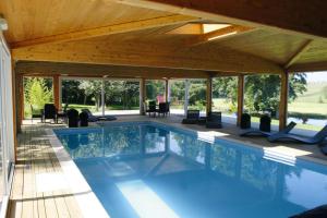 uma piscina numa casa em Holiday flat on small holiday farm with indoor pool many activities Kindwiller em Pfaffenhoffen