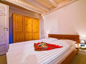 1 dormitorio con cama blanca y almohada en Holiday homes in the Bad Saarow Castle Park Bad Saarow en Bad Saarow-Pieskow