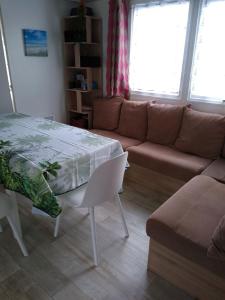 Χώρος καθιστικού στο Mobil Home TOUT CONFORT - Camping SIBLU 4 étoiles "La Pignade" - RONCE LES BAINS en Charente- Maritime