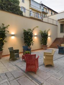 un groupe de chaises assis à côté d'un bâtiment dans l'établissement PopArtment, à Florence