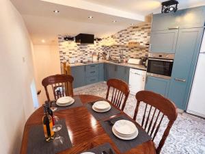 a kitchen with a wooden table with chairs and a dining room at Casa Estrela in Alvaiázere