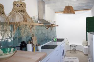 eine Küche mit einer Spüle und einer Arbeitsplatte in der Unterkunft Casa Luz 2 in El Pozo de los Frailes