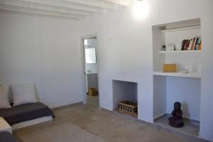 salon z kominkiem i kanapą w obiekcie Casa Luz 2 w mieście El Pozo de los Frailes
