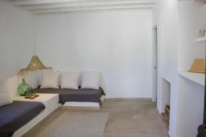 Habitación blanca con 2 camas y sofá en Casa Luz 2, en El Pozo de los Frailes